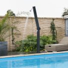 Douche-solaire-pour-piscine-en-bois-Solaris-XTRA-reservoir-23-L-de-Ubbink-ambiance1