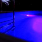 Projecteur-pour-piscine-en-bois-kit-spot-LED-406-RGB-couleur-de-ubbink-ambiance2