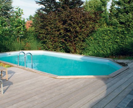 piscine-en-bois-octogonale-allongee-OBLONG-390x620-liner-bleu-Gardipool