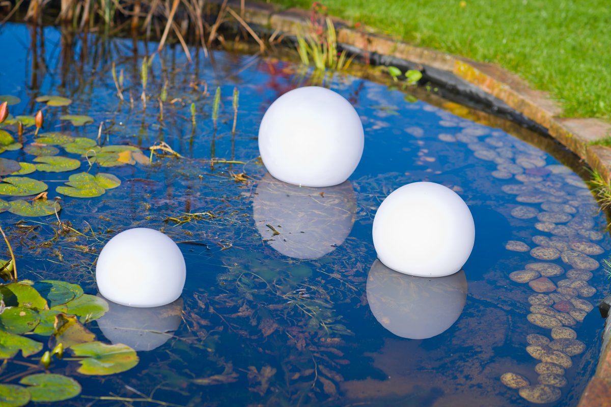 Boule lumineuse pour piscine solaire et flottante BULY 40 blanche LED RGBW  IP68 étanche